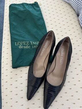 Women's Black Croc-Embossed Pointed Pumps hand made in Argentina